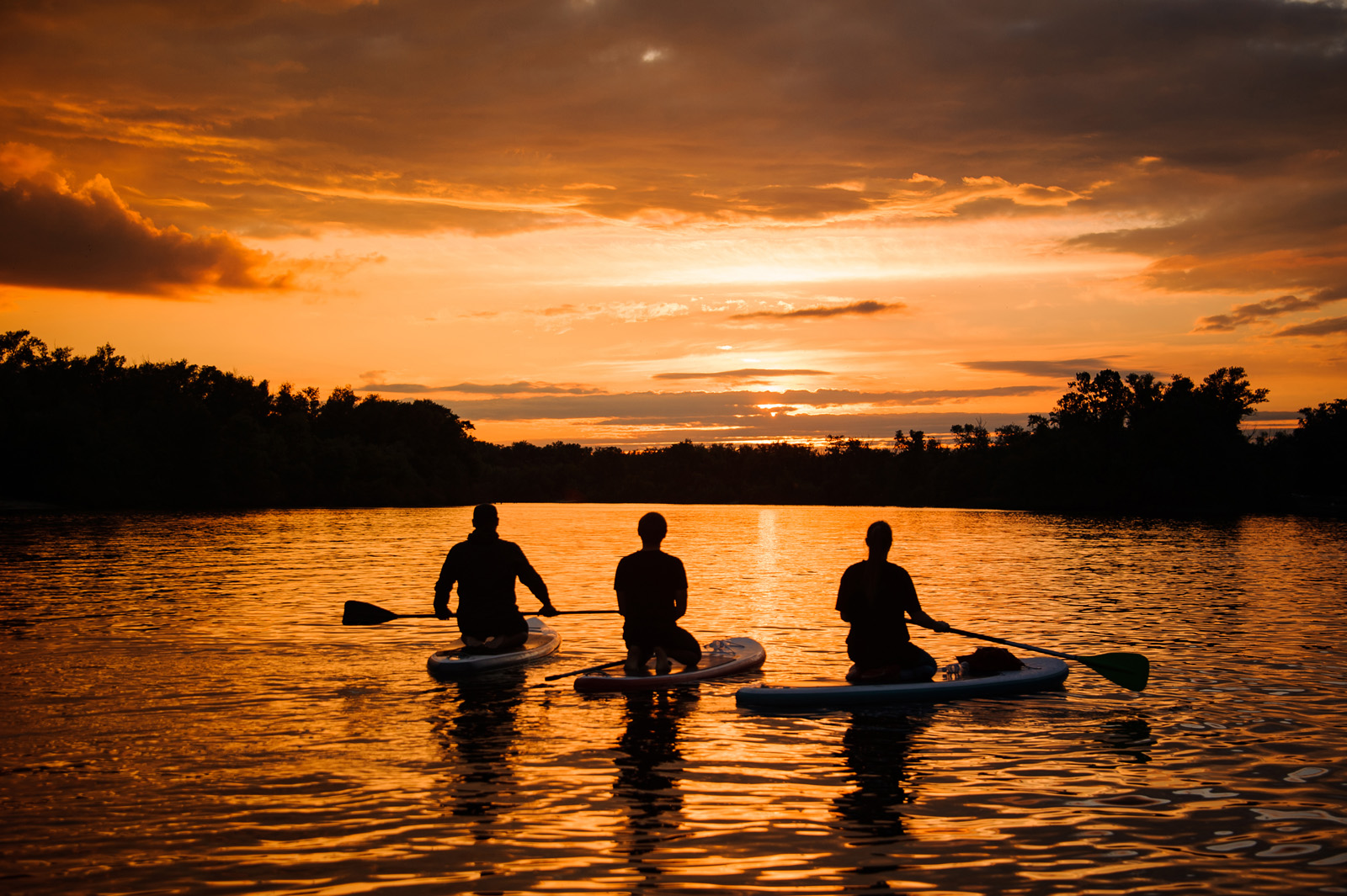 Tisza SUP Naplementében kísérő hajóval